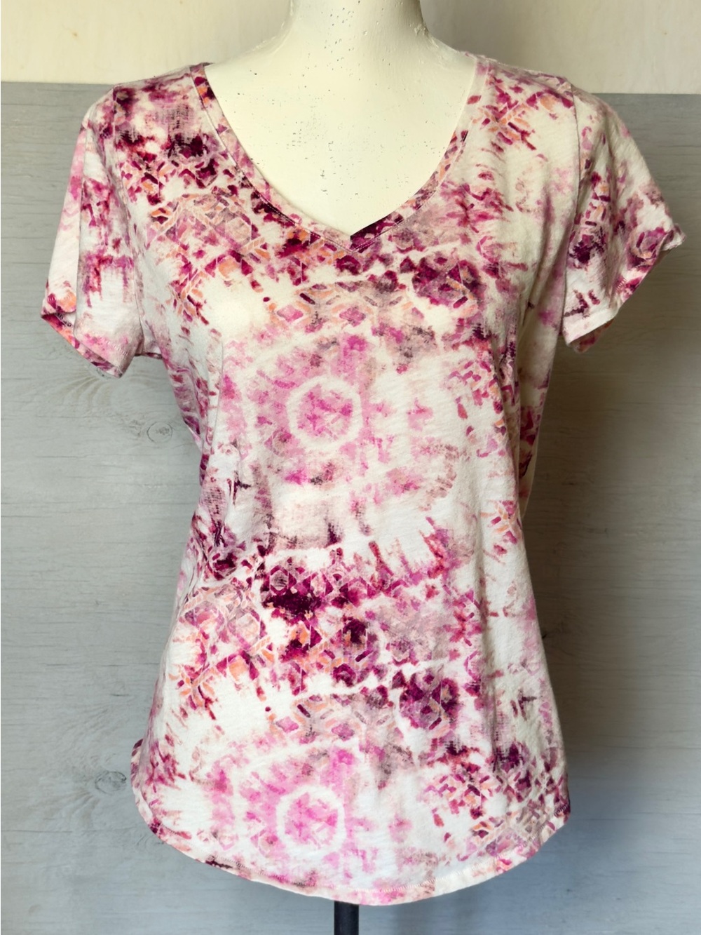 Sonoma ‘The Everything Tee’ pink v-neck short sleeve top Women’s size medium | h